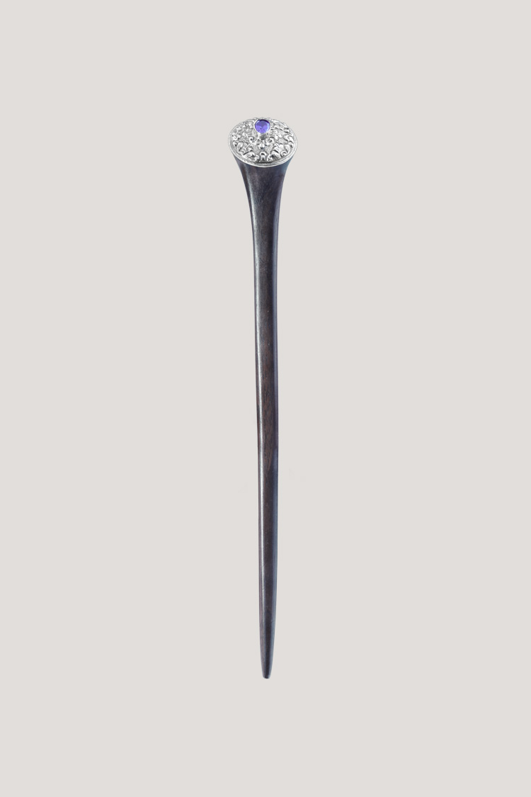 Palo para el pelo con amatista y plata Palo para el pelo con amatista y plata. ¡Misticismo y elegancia en tus recogidos!