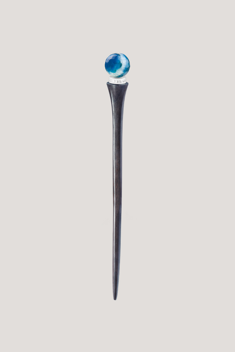 Palo para el cabello con ágata teñido de azul. Modelo circular y facetado Palo para el pelo con ágata facetada y plata. ¡Inspiración armoniosa y vibrante en tus recogidos!