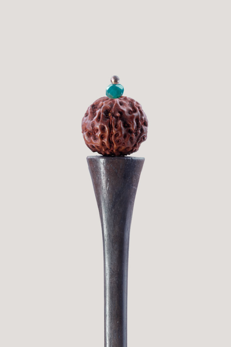 Palo para el pelo con semilla rudraksha y cristal Palo para el pelo con semilla rudraksha y cristal. ¡Un toque sagrado y sano para tus recogidos!