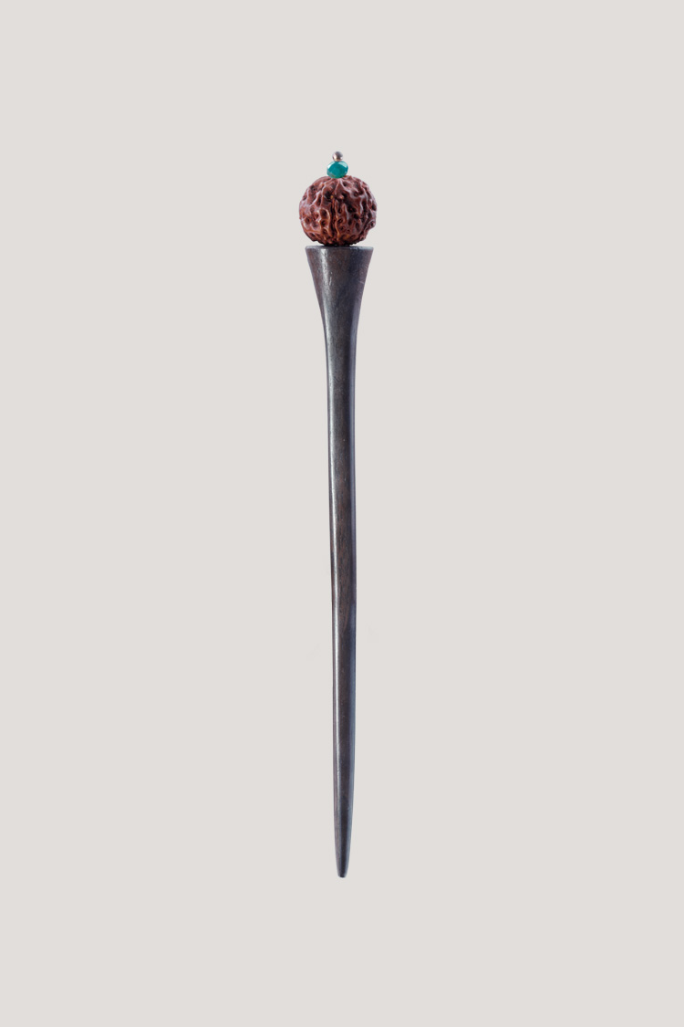 Palo para el pelo con semilla Rudraksha Palo para el pelo con semilla Rudraksha. ¡Un toque sagrado y sano para tus recogidos!