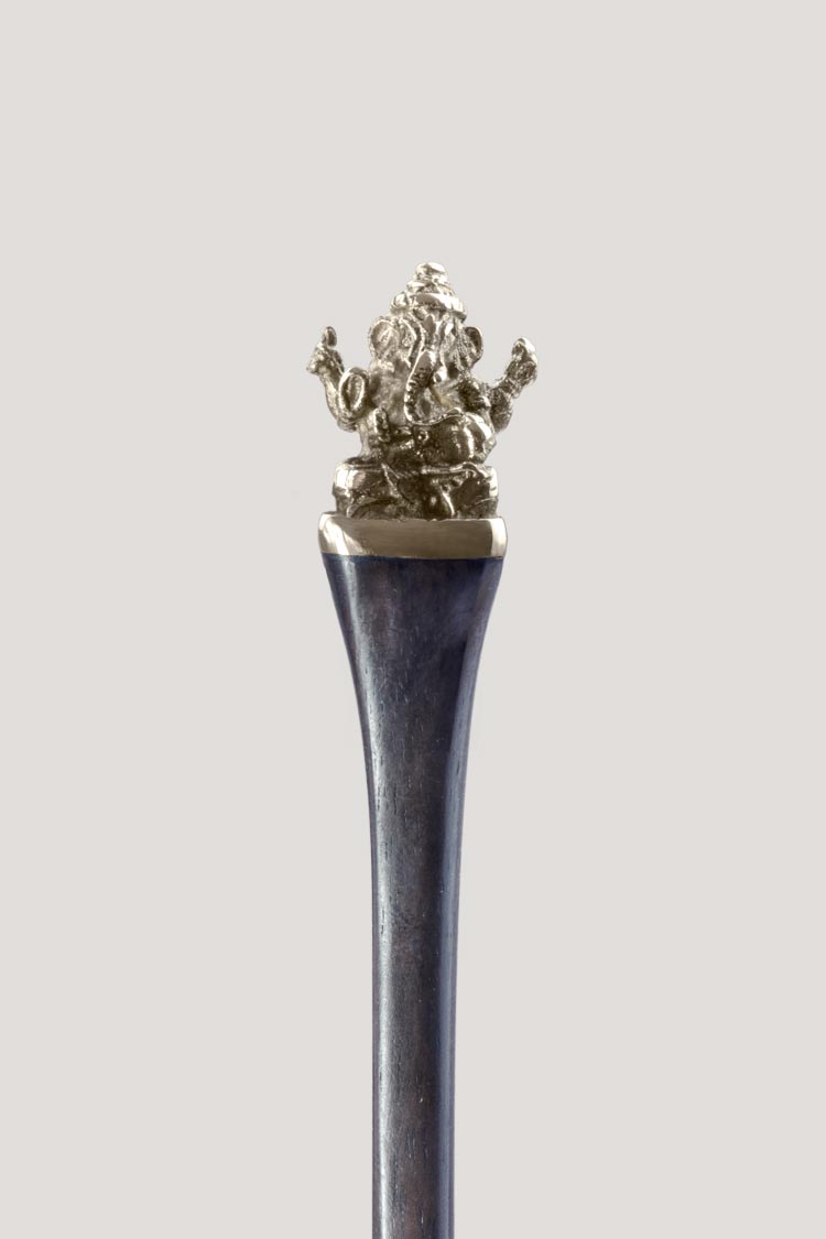 Palo para el pelo con amuleto de Ganesha en acero Palo para el pelo con amuleto de Ganesha en acero. ¡Benefíciate del poder a través de tus recogidos!