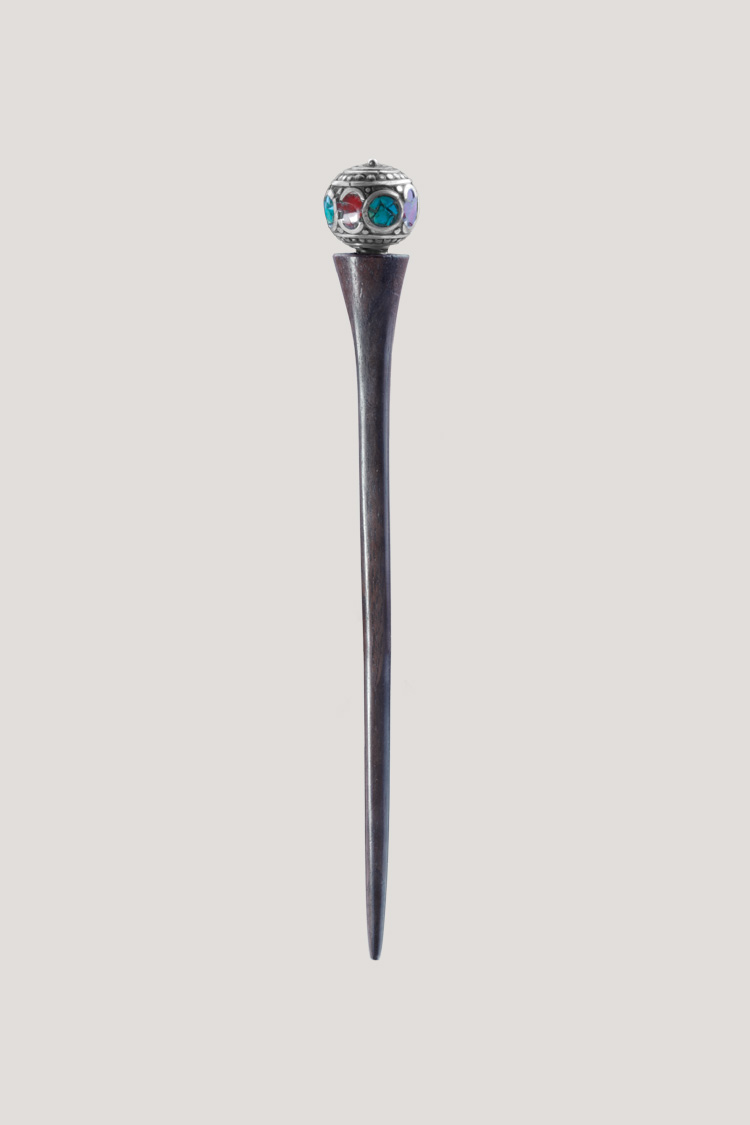 Palo para el pelo en madera de rosa y cuenta antigua de Nepal Palo para el pelo en madera de rosa y cuenta antigua de Nepal. ¡El encanto del Nepal en tus peinados!