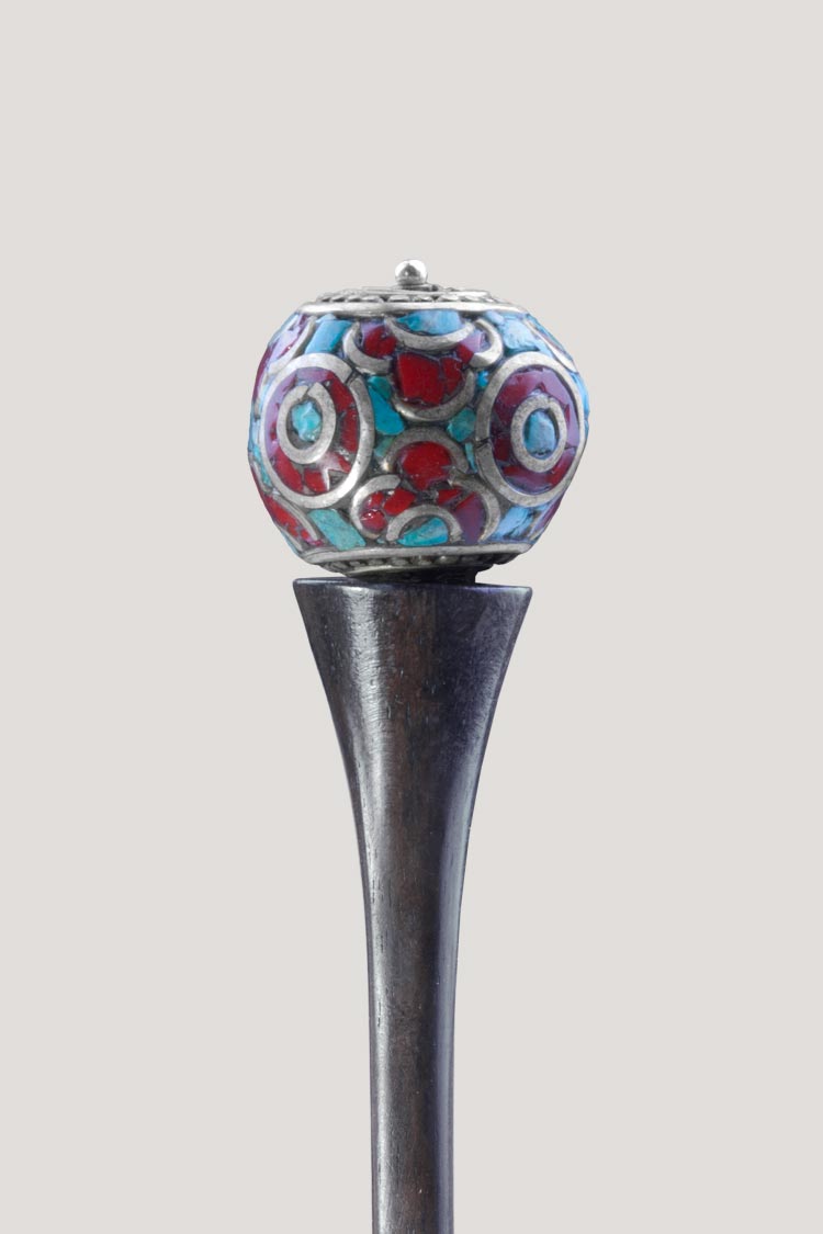 Palo para el pelo en madera de rosa y cuenta antigua de Nepal Palo para el pelo en madera de rosa y cuenta antigua de Nepal. ¡El encanto del Nepal en tus peinados!