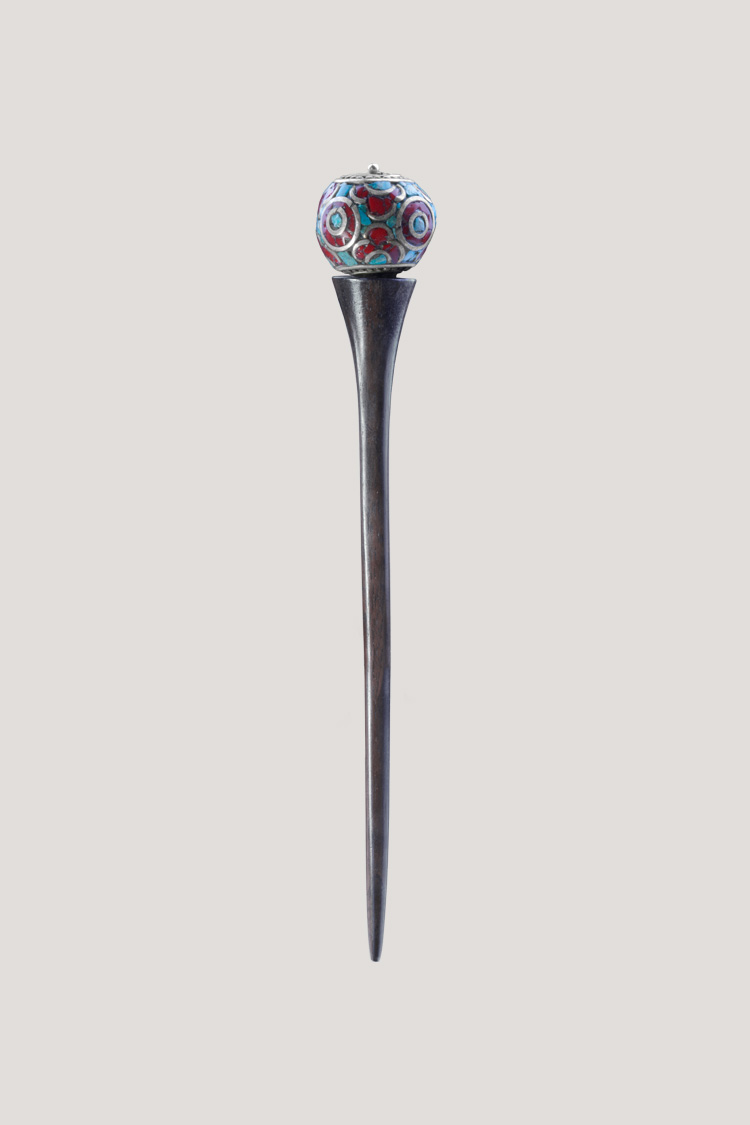 Palo para el pelo en madera de rosa y cuenta antigua de Nepal Palo para el pelo en madera de rosa y cuenta antigua de Nepal. ¡El encanto del Nepal en tus peinados!