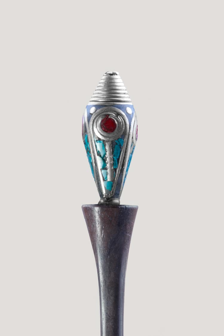 Palo para el pelo en madera de rosa y cuenta antigua de Nepal Palo para el pelo en madera de rosa y cuenta antigua de Nepal. ¡El encanto del Nepal en tus peinados!