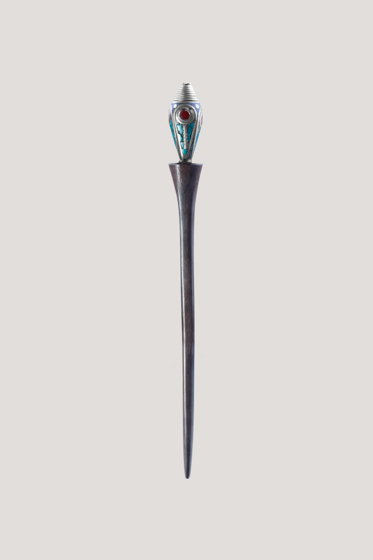Palo para el pelo en madera de rosa y cuenta antigua de Nepal Palo para el pelo en madera de rosa y cuenta antigua de Nepal. ¡El encanto del Nepal en tus peinados!