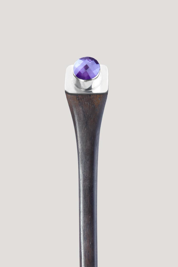 Palo para el pelo con amatista facetada y plata Palo para el pelo con amatista facetada y plata. ¡Luz y esperitualidad en tus peinados!