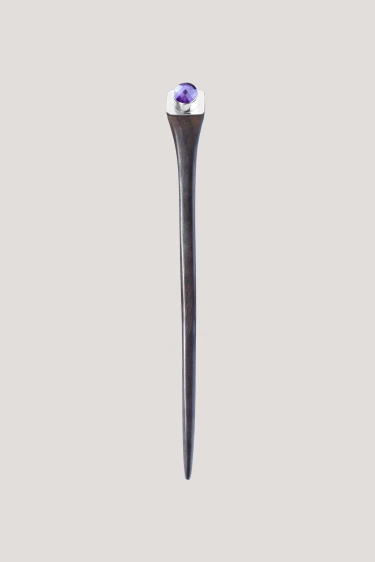 Palo para el pelo con amatista facetada y plata Palo para el pelo con amatista facetada y plata. ¡Luz y esperitualidad en tus peinados!