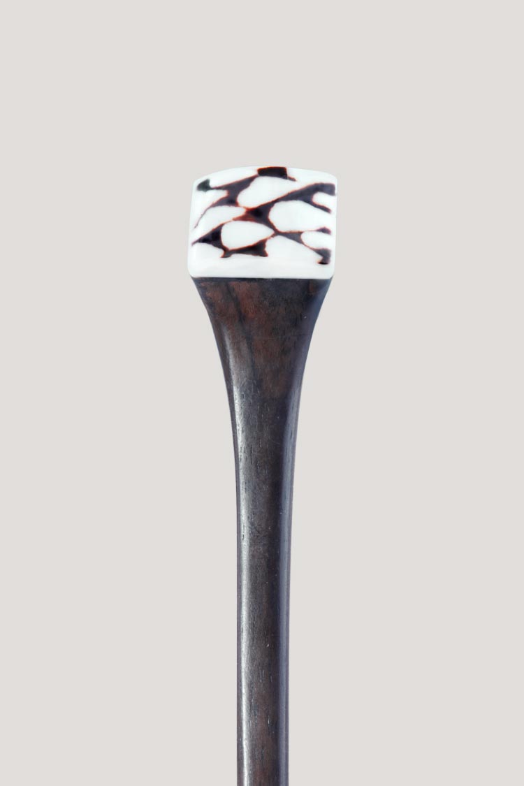 Palo para el pelo con concha marmoreus Palo para el pelo con concha marmoreus. ¡Acompaña tus recogidos con la sensación del mar!