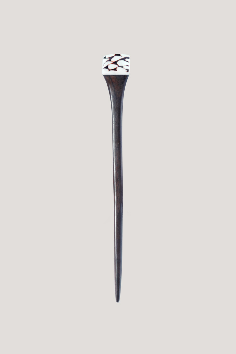 Palo para el pelo con concha marmoreus Palo para el pelo con concha marmoreus. ¡Acompaña tus recogidos con la sensación del mar!