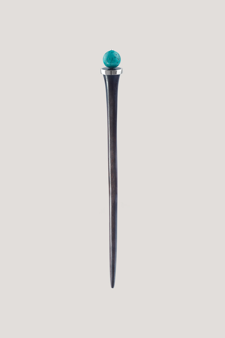 Palo para el pelo con turquesa y acero Palo para el pelo con turquesa y acero. ¡Armonía y protección en tus peinados!