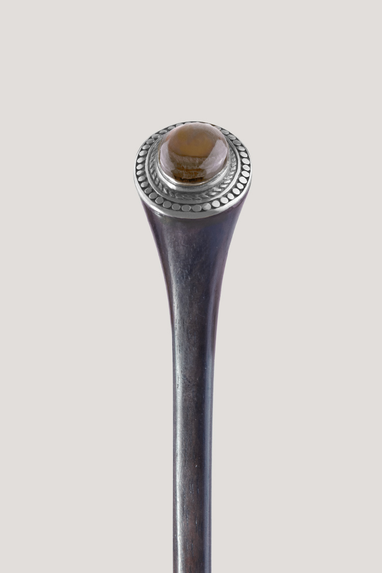 Palo para el pelo con madreperla y acero Palo para el pelo con madreperla y acero. ¡Elegancia y vitalidad en tus peinados!