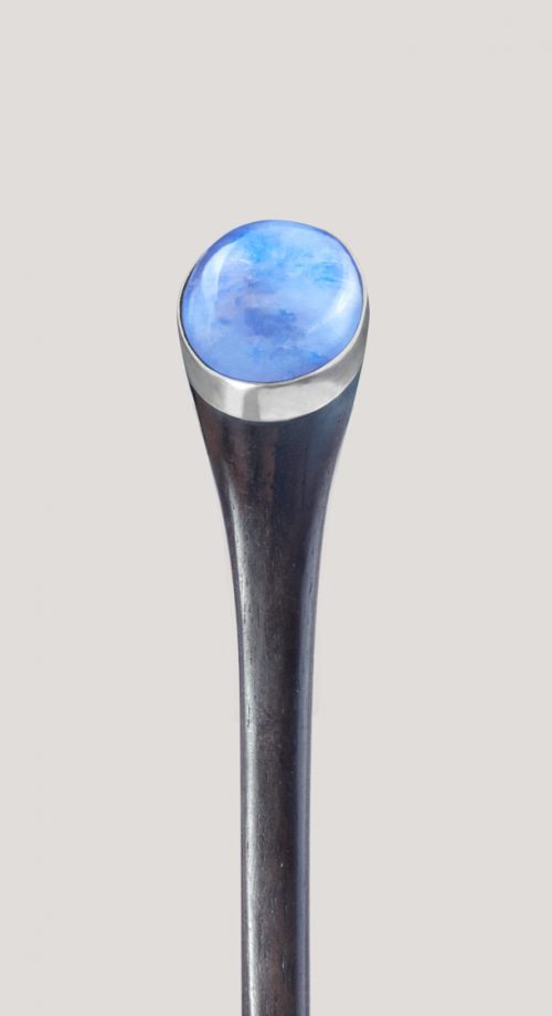 Palo para el pelo con piedra luna y plata. Elegancia y feminidad para tus peinados.