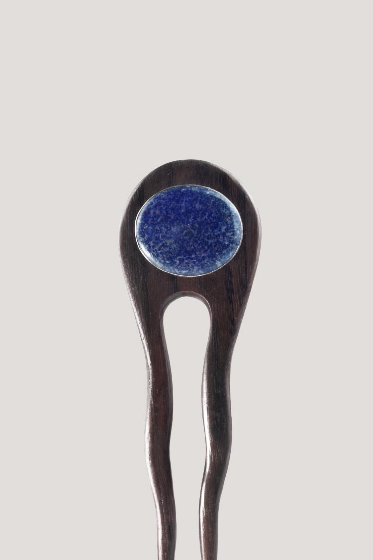 Gancho para el pelo con lapislázuli y plata Gancho para el pelo con lapislázuli y plata. ¡Acompana tus recogidos con el oro azul y la fortuna!