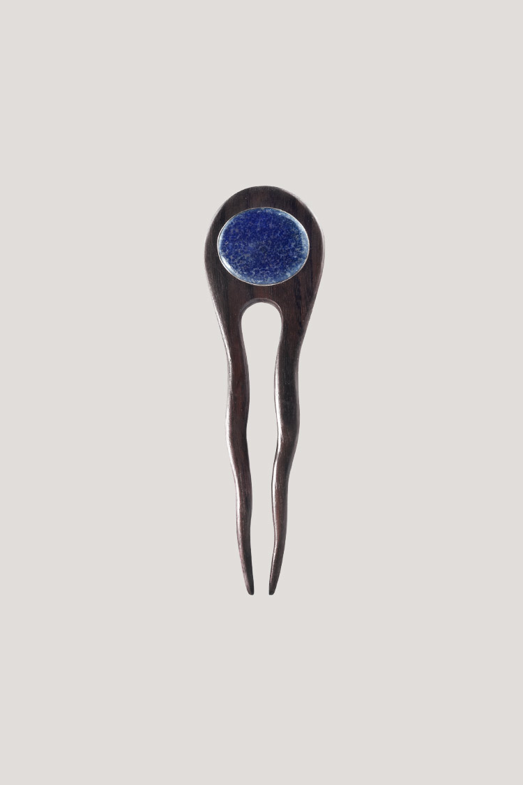Gancho (peineta) para el pelo con lapislázuli y plata Gancho (peineta) para el pelo con lapislázuli y plata. ¡Acompana tus recogidos con el oro azul y la fortuna!