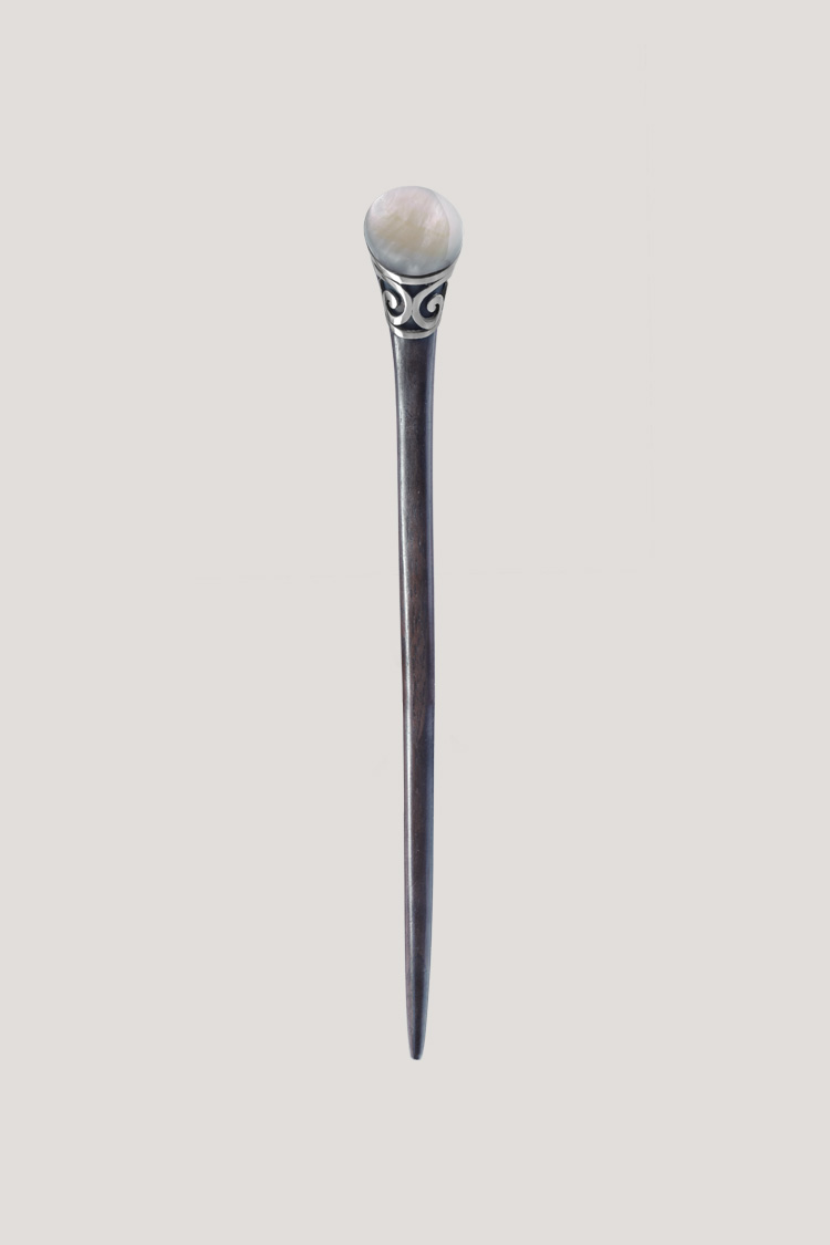 Palo para el pelo con filigrana ovalada de acero y madreperla blanca Palo para el pelo con filigrana ovalada de acero y madreperla blanca. ¡Un toque natural y elegante para tus peinados!