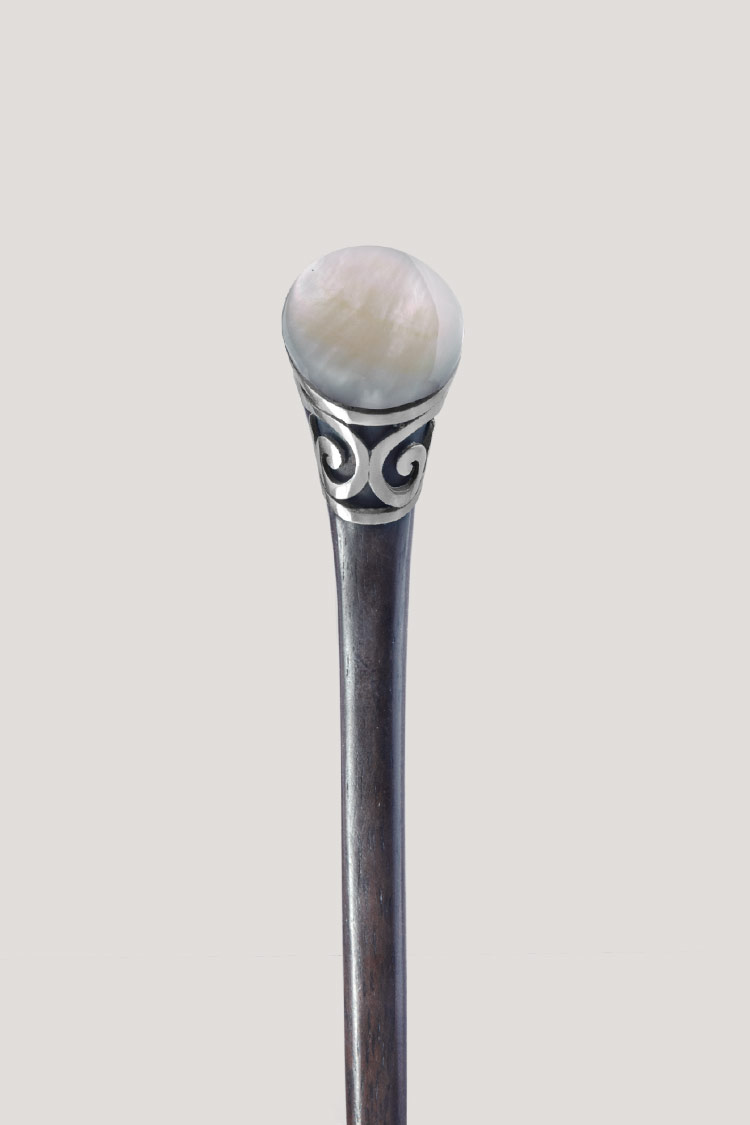 Pincho para el pelo con perla de nácar y acero. Ovalado Pincho para el pelo con perla de nácar y acero. ¡Un toque natural y delicado para tus peinados!