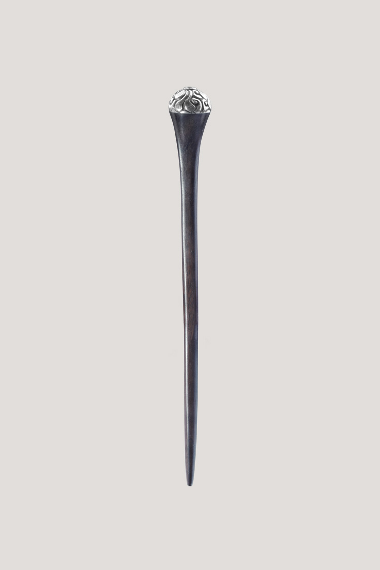 Palo para el pelo con pieza de acero tallada en Nepal Palo para el pelo con pieza de acero tallada en Nepal. ¡Acompaña tus recogidos con una pieza atemporal y ancestral!