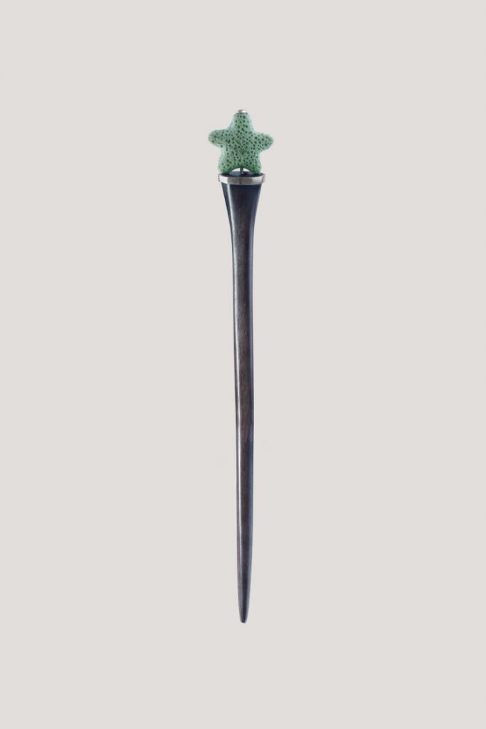 Palo para el pelo con roca volcánica en forma de estrella. ¡Guía tu estilo y luce un moño muy sweet
