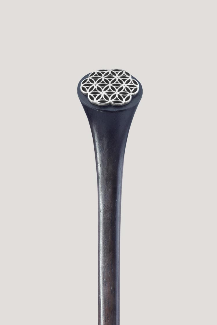 palo-flordelavida-zoom palo paar el pelo de madera, de 16 cm de longitud y esta decorado con el diseño de la flor de la vida en plata