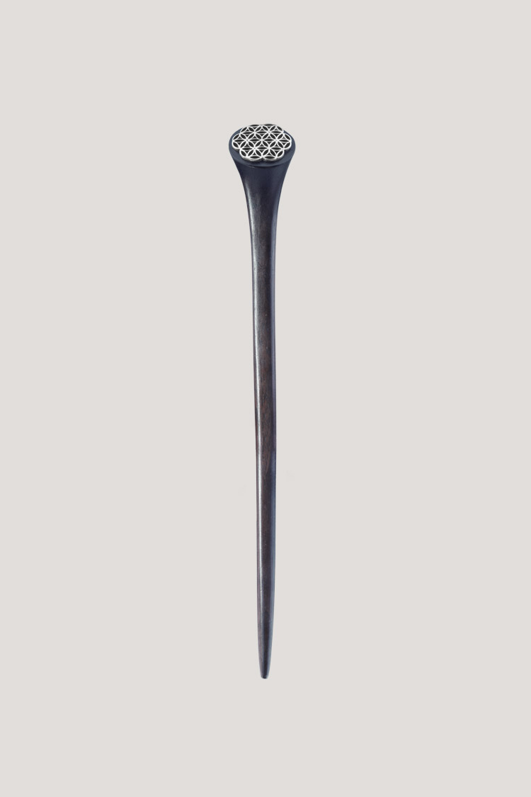palo para el pelo flor de la vida accesorio para el pelo, palo de madera de 16 cm de largo con una decoración en la punta que es en acero plateado y tiene la forma de la flor de la vida geometria sagrada