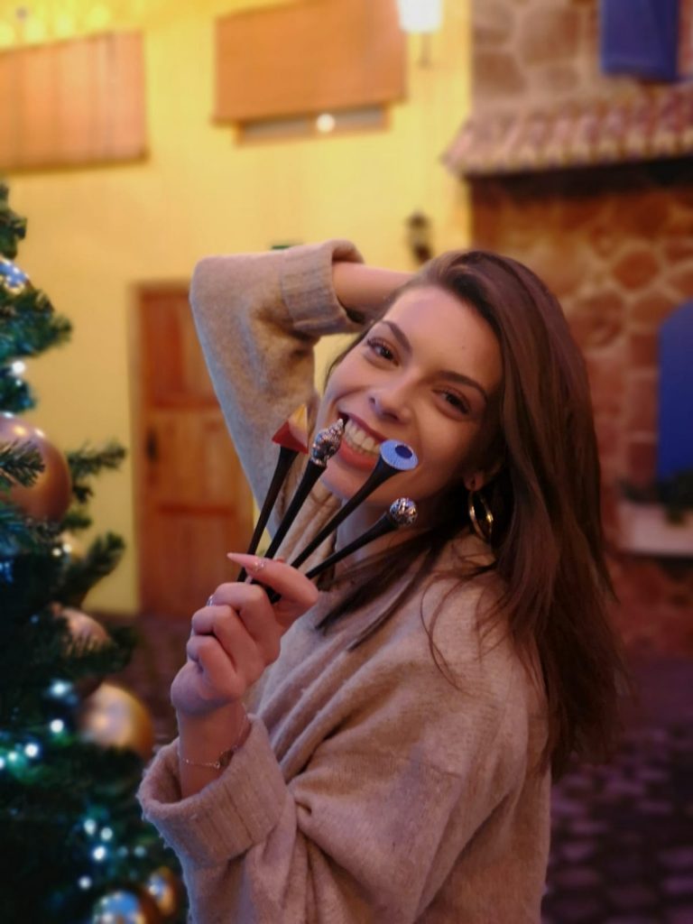 chica con palos para el pelo en la mano