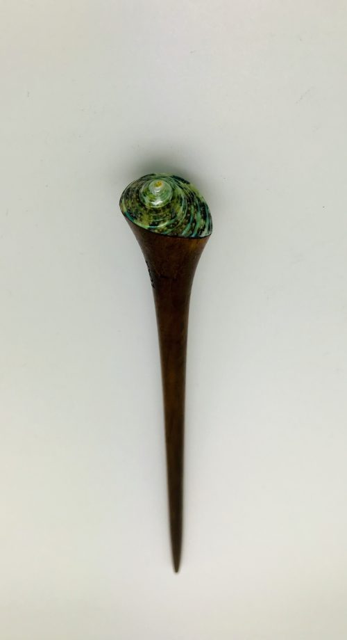 palo para el pelo de madera con concha verde